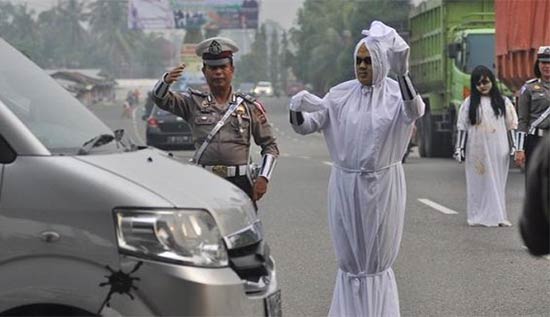 Aksi Unik Polisi Bertugas Di Berbagai Dunia